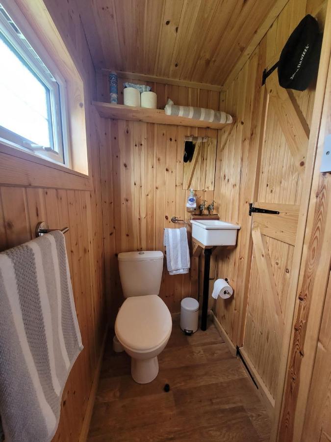 The Shepherds Hut At Forestview Farm Greenisland Exterior foto